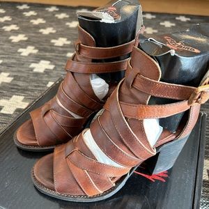 Freebird Claw Sandal sz 7, Cognac NEW in Box!